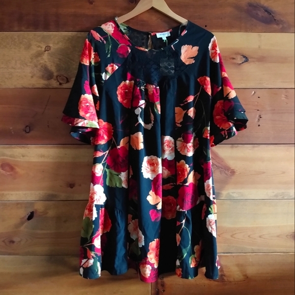 Umgee Dresses & Skirts - Umgee Floral & Lace Swing Dress S